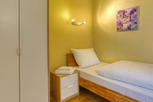 Single Room with Shared Bathroom room in FF&E Hotel Carlton