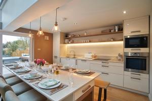 Hydrangea House - Luxury Hideaway with Hot Tub - Sleeps 10 - Pets Welcome!