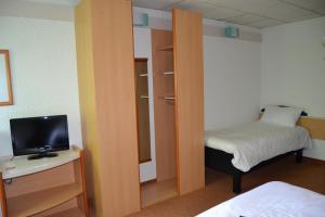 Hotels ibis Egletons : Chambre Standard avec 1 Lit Double et 1 Lit Simple