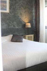 Hotels Logis Hotel du Midi : photos des chambres