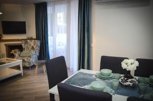 LUXURY 2-bed apartment with big terrace in aparthotel with outdoor pools in CALAHONDA