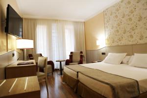 Superior Triple Room with Spa Access room in Hotel SPA TermaEuropa Balneario Arnedillo