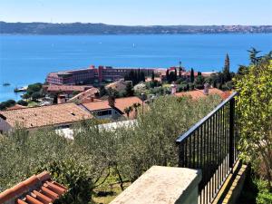 Beautiful Street Apartment - Sea View
