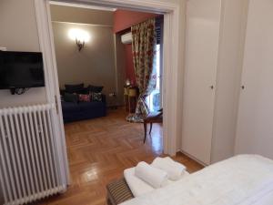 Athens-Plaka, Peter’s beautiful apartment in Temple of Zeus