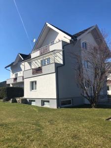 Superior-Apartment mit Pool und Seezugang