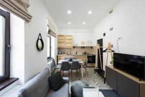 Charming Old Town Flat with Mountain View