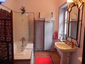 B&B / Chambres d'hotes Cote Sud : Chambre Double avec Baignoire