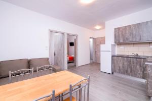 Kentrikon Rooms III & Mint House