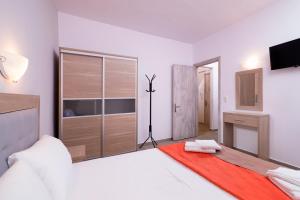 Kentrikon Rooms III & Mint House