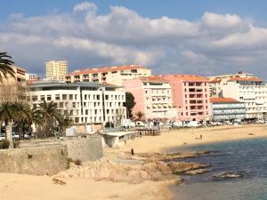 Studio les pieds dans leau Plage du Trottel