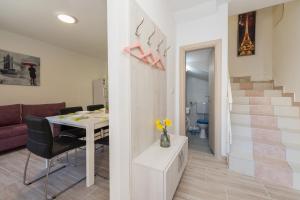 Balen city central house for 8