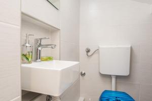 Balen city central house for 8