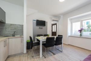 Balen city central house for 8