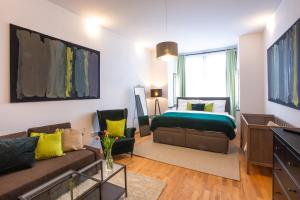 Modern family apt. with Central Square entrance