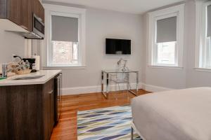 Modern Studio, 15 min Train to Boston