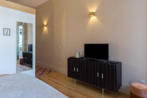 GET a golden and flower flat