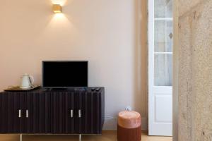 GET a golden and flower flat