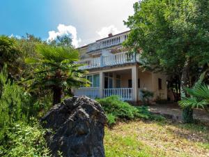 Spacious Apartment in Malinska with Terrace 