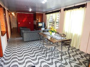 Gramado Suites Residence possui 5 quartos e 5 banheiros