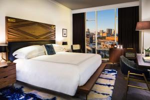 King Room with Roll-In Shower - Disability Access room in Thompson Nashville