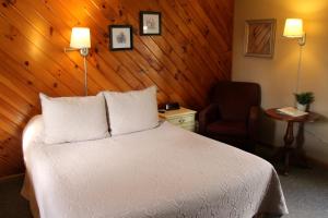 Queen Room room in All Seasons Inn
