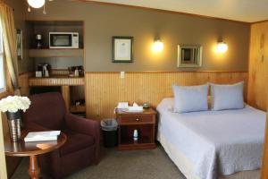 Standard Queen Room room in All Seasons Inn