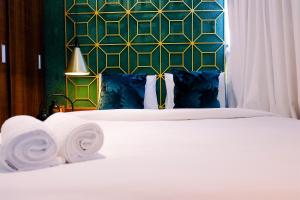 Modern and Stylish 2BR Pakubuwono Terrace Apartment By Travelio