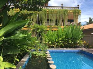 Phòng Deluxe Giường Đôi/2 Giường Đơn Nhìn Ra Hồ Bơi (Deluxe Double or Twin Room with Pool View)