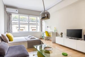 Stay like a local next to Acropolis & Plaka!