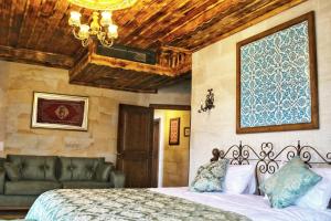 Deluxe King Room room in Caravanserai Inn Hotel