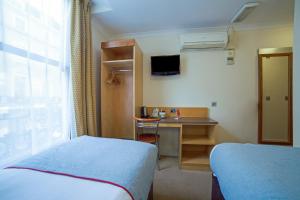 Standard Twin Room room in Elysee Hyde Park