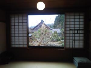 Tvåbäddsrum i japansk stil med utsikt över trädgården