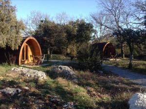 Campings Roulottes et Cabanes de Saint Cerice : photos des chambres