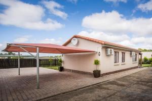 Out of Bounds Self-Catering Lodge