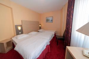 Hotels Hotel Majestic Alsace - Strasbourg Nord : Chambre Triple - Accessible aux Personnes à Mobilité Réduite