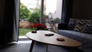 Athenian apartment with garden, near metro station Chalandri Nu 3