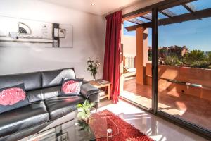 Seaview Luxury Penthouse Apartment 24 hour security and Underground Parking