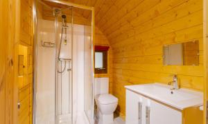 Lakeside Glamping Pod (no dogs) room in Hill Of Oaks