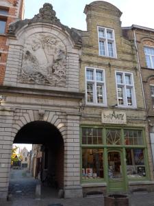 BelArté framing shop, spacious apartment with garage in the heart of Ieper
