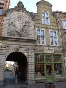 BelArté framing shop, spacious apartment with garage in the heart of Ieper - 伊普尔