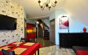 APARTAMENT FAMILIJNY KRYNICA MORSKA 10 osób 2 poziomy 2 łazienki kuchnia