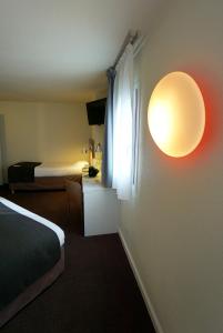 Hotels Campanile Paris Ouest - Chaville : Chambre Quadruple Nouvelle Génération avec 1 Lit Double et 2 Lits Simples