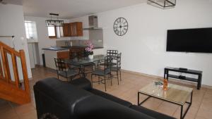 Maisons de vacances L'Orchidee a 18 minutes d'Eurexpo : Maison 3 Chambres