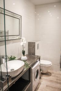 Appartements Residence Montaigne - Luxurious - 350m Palais - LRA Cannes : OSCAR -Two-Bedroom Apartment with Sofa Bed