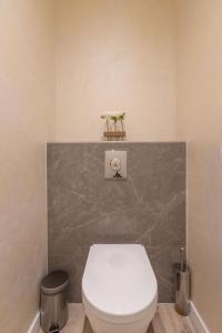 Appartements Residence Montaigne - Luxurious - 350m Palais - LRA Cannes : BALZAC - Three-Bedroom Apartment with sofa bed