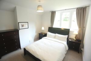 Entire Victorian Lodge in a privately gated estate with secure parking for two cars and a newly refurbished bathroom
