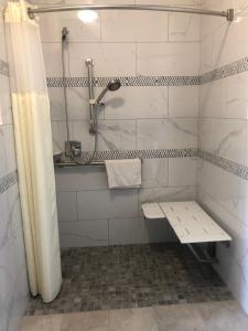 King Room - Disability Access - Non-Smoking room in Travelodge by Wyndham Santa Clarita/Valencia