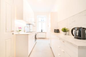 Herzlich Willkommen - Küss die Hand 2