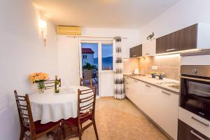 Apartment Leut with spacious terrace and sea view