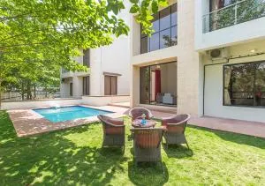 StayVista's Greenwoods Villa 8 - City-Center Villa with Private Pool, Terrace, Lift & Ping-Pong Table - Khandāla